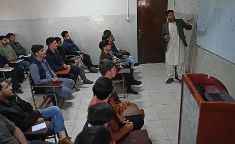 TALEBANËT VAZHDOJNË TË IZOLOJNË VAJZAT AFGANE/ Rihapen auditorët e universiteteve vetëm për studentët meshkuj