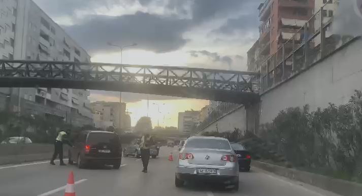 PAMJET/ Aksident në Tiranë, përplasen dy makina, ka të lënduar