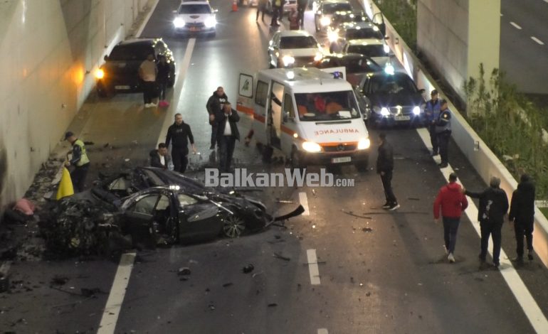 PAMJE TË RENDA/ Dyshohet se ishte me shpejtësi, shikoni si ka përfunduar makina që ra nga mbikalimi në Sauk