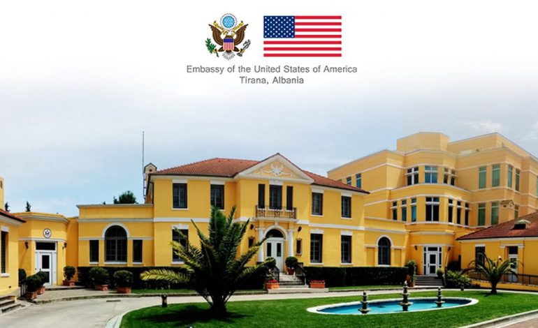 “NXISIM AGJENCITË LIGJZBATUESE TË KRYEJNË…”/ Ambasada e SHBA reagon për sulmin me armë ndaj Top Channel