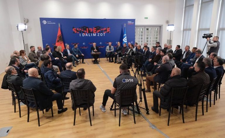 13 MAJI/ Berisha mbledh kandidatët e tij për kryetarë bashkie: Rama konfiskoi vulën e PD-së, mendoi se…