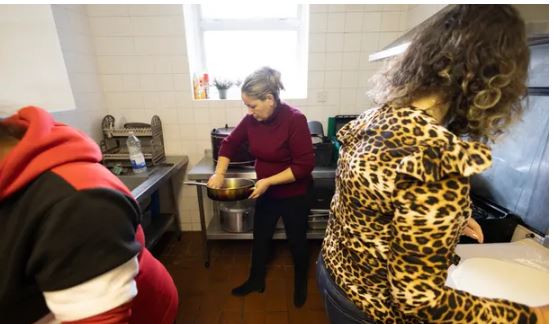 “VARFËRIA DHE KORRUPSIONI I DETYRON TË LARGOHEN…”/ “The Guardian”: Të rinjtë shqiptarë pasi mbërrijnë në Britani shfrytëzohen!