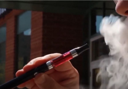 PËRRDORIMI I CIGAREVE ELEKTORNIKE/ Pediatrja: Pirja e duhanit shkakton sindromin e vdekjes së papritur foshnjore