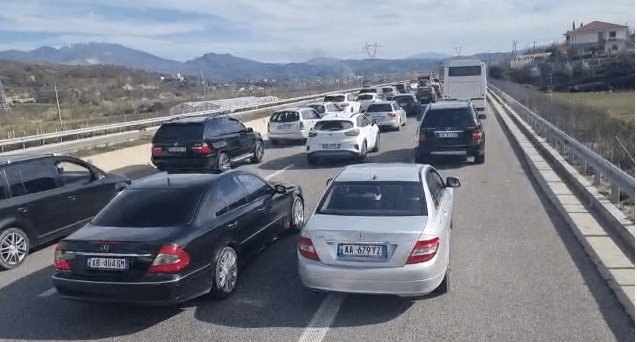 DITA E VERËS/ Qytetarët shkojnë për të festuar, 5 kilometra e gjatë radha e makinave në hyrje të Elbasanit