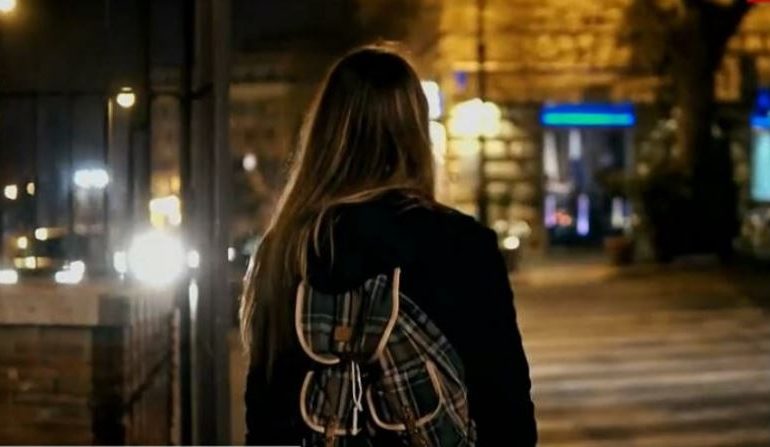 E PËSON KEQ/ Rrahu një 19-vjeçare dhe tentoi ta përdhunonte e t’i merrte çantën, arrestohet i riu shqiptar në Greqi