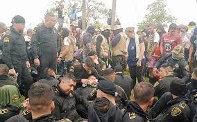 SHPËRTHEN DHUNA NË KOLUMBI/ Dy të vdekur dhe dhjetëra oficerë policie të marrë peng
