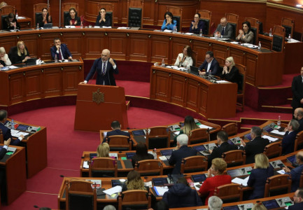IRONI NGA FOLTORJA/ Rama: DASH-in e bënë byrektore. Unë shpie brumin, Sorosi miellin, Çarli merr okllain