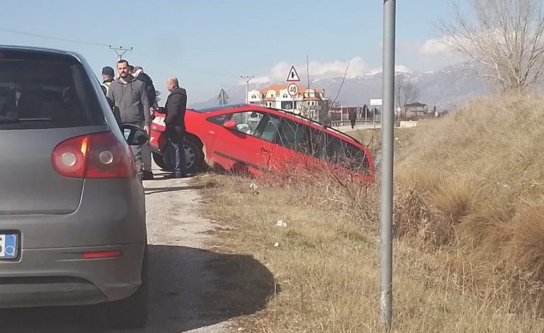 DETAJET E PARA/ Aksident në aksin Korçë-Ersekë, përplasen dy makina, njëra përfundon në kanal
