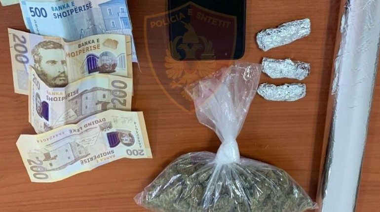 U KAP NË FLAGRANCË DUKE SHITUR KANABIS/ Arrestohet në Vlorë 36-vjeçari (EMRI)