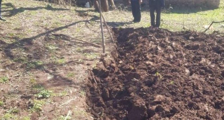 E RËNDË/ Shpërthen granata e vjetër, plagosen tre persona që ishin duke punar tokën. Ja çfarë thotë policia për ngjarjen