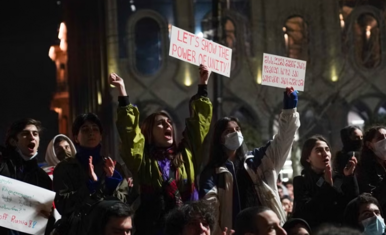 QEVERIA TËRHEQ LIGJIN PËR AGJENTËT E HUAJ/ Qytetarët në Gjeorgji nuk ndalojnë protestat