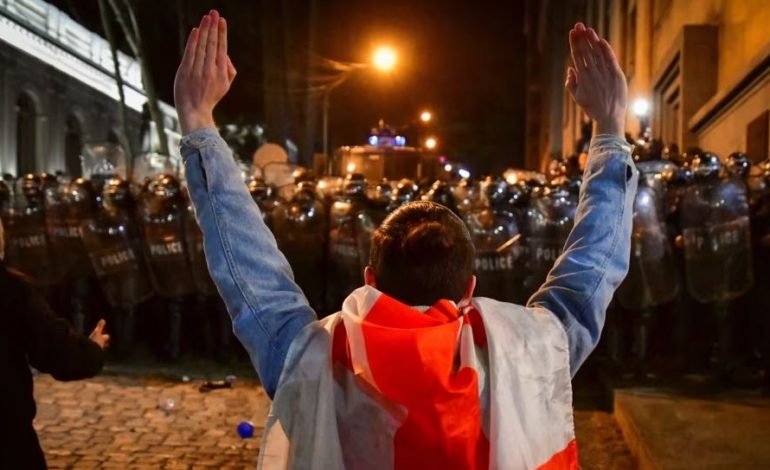 TUBIM PARA PARLAMENTIT NË GJEORGJI/ Policia përdor gaz lotsjellës ndaj protestuesve