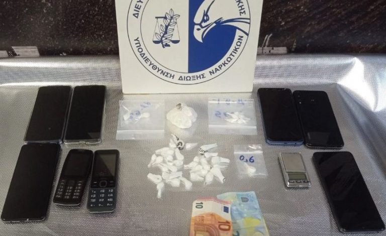 SHKATËRROHET GRUPI I KOKAINËS NË ATHINË/ Pranga 4 shqiptarëve, mes tyre një 33-vjeçare. Në kërkim…