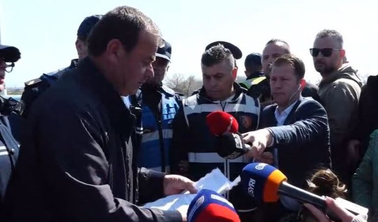 PROTESTA NË BËRXULLË/ Banorë bllokojnë rrugën së bashku me fëmijët, tensione me efektivët e policisë