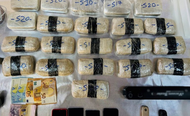 PAMJET/ Sekuestrohen mbi 10 kg heroinë në Athinë, në pranga dy shqiptarë. Një prej tyre punonte si…