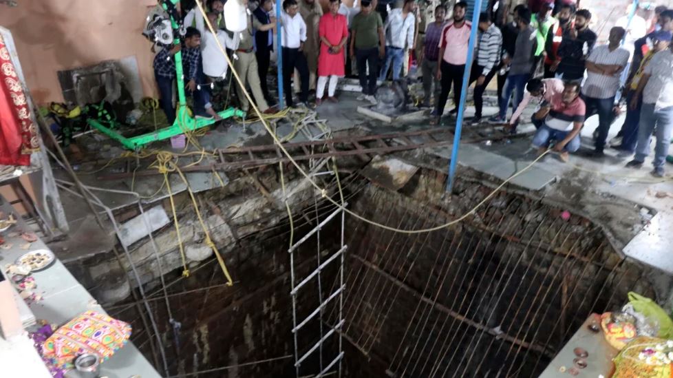 TRAGJEDI NË NJË TEMPULL NË INDI/ Besimtarët bien në pusin 12 metra të thellë, 35 të vdekur