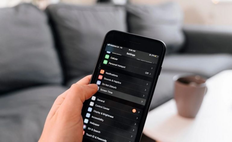 “HIDHENI OSE…”/ Kremlini urdhëron zyrtarët: Mos përdorni iPhone, Perëndimi mund t’ju vëzhgojë