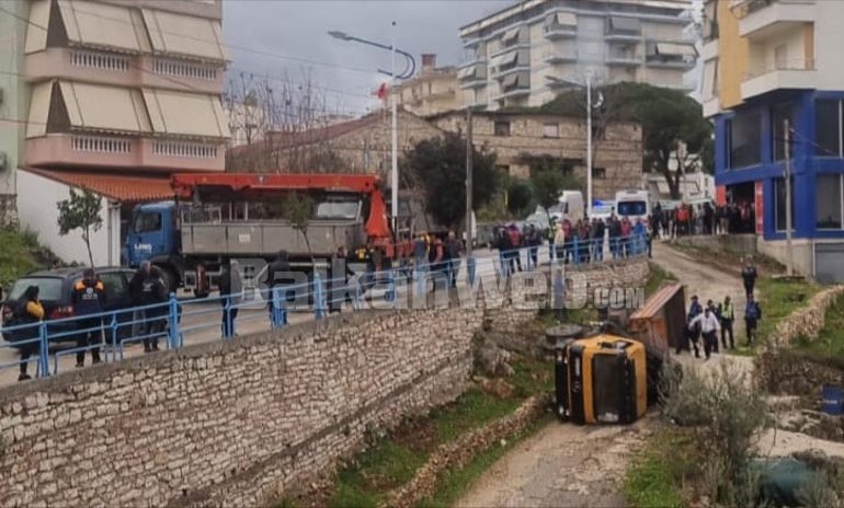 E RËNDË/ Anohet kamioni dhe e zë poshtë, humb jetën shoferi në Sarandë (EMRI)