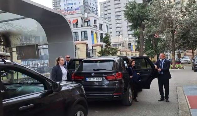 PAS BISEDËS ME GJIKNURIN/ Yuri Kim takon Alibeajn tek Kryesia e Kuvendit