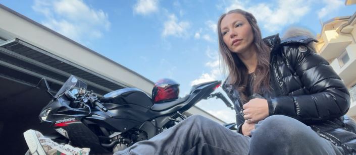 PUNON SI EKSPERTE KRIMINALISTIKE NË GJYKATËN E LOMBARDISË/ Kush është shqiptarja e fiksuar pas motoçikletave