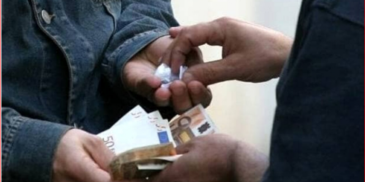 SHISNIN DROG NGA DRITARJA E SHTËPISË/ Policia italiane arreston 4 persona, 2 prej tyre shqiptarë
