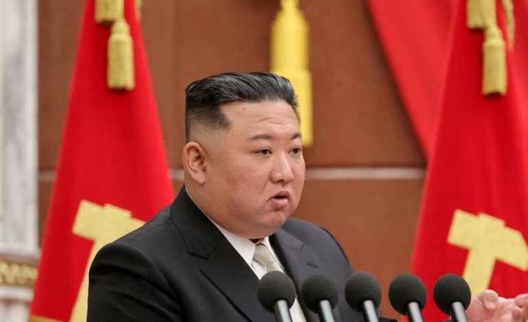 LËSHOI RAKETA BALISTIKE GJATË FUNDJAVËS/ Mbrohet Koreja e Veriut: Simuluam një kundërsulm bërthamor