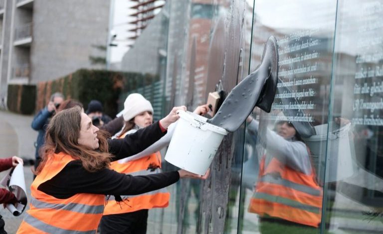 GJERMANI/ Aktivistët për klimën hedhin lëng të zi në një monument me nenet e Kushtetutës