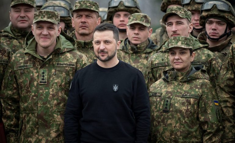 LUFTA NË UKRAINË/ Zelensky shpërblen oficerët në Kiev (FOTO)
