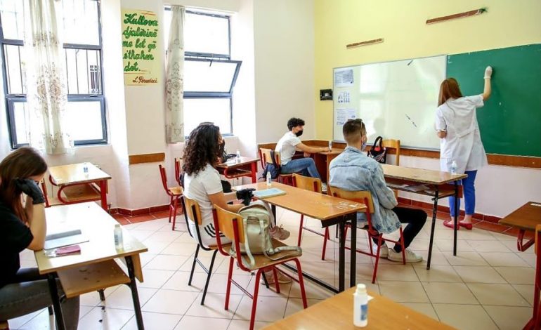 MËSUESIT JASHTË PORTALIT/ Pranohen në kursin 3-mujor vetëm ata që kanë mesataren…