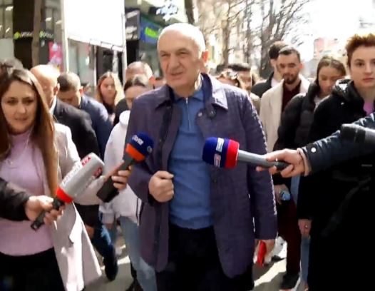 PAS BERISHËS/ Meta del nga zyra për t’ju bashkuar protestës