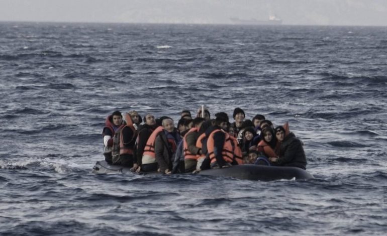 NGRIHET ALARMI NË ITALI/ Anija me 500 emigrantë rrezikon mbytjen