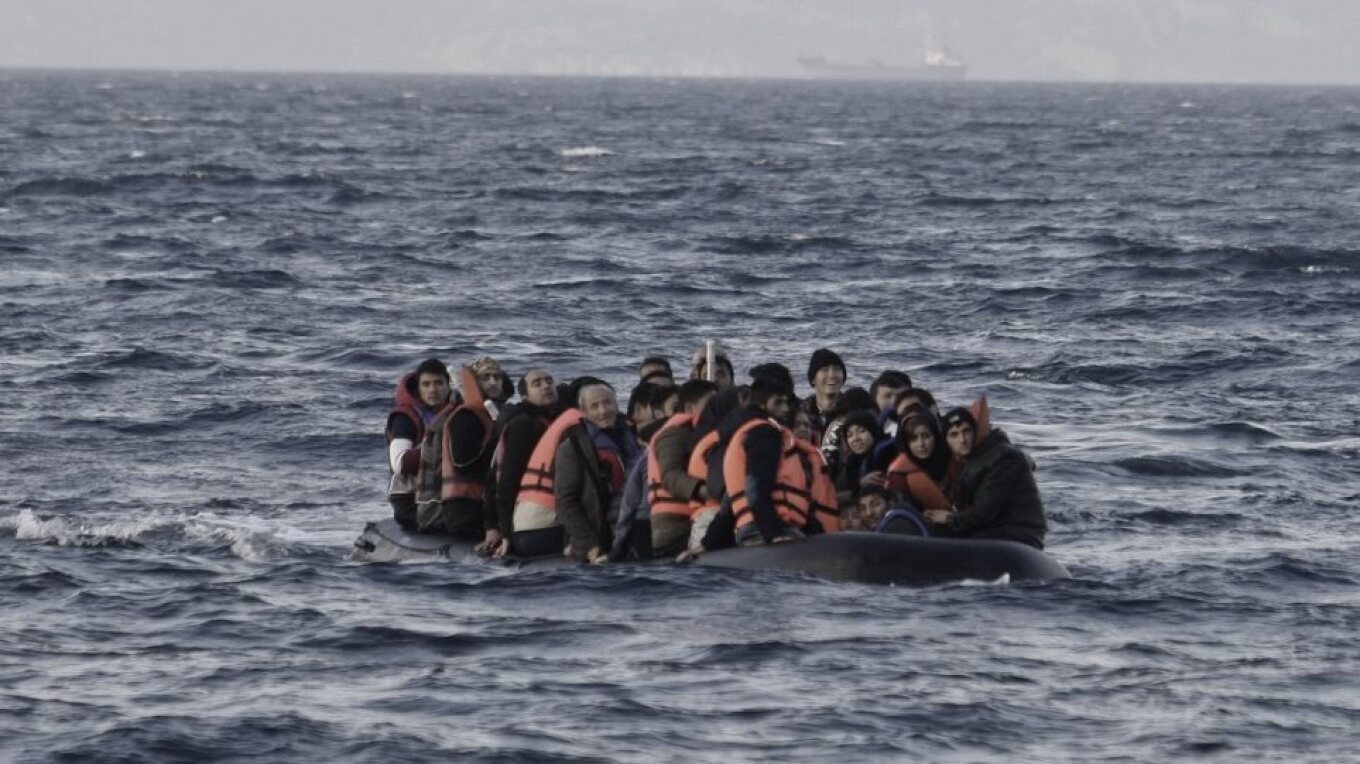 NGRIHET ALARMI NË ITALI/ Anija me 500 emigrantë rrezikon mbytjen