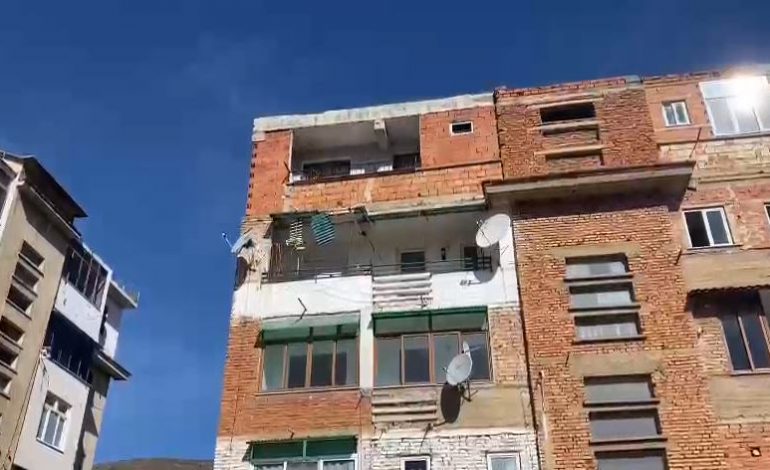 E RËNDË/ U hodh nga kati i 5-të i pallatit në Pogradec, i moshuari ndërron jetë në spital (EMRI)