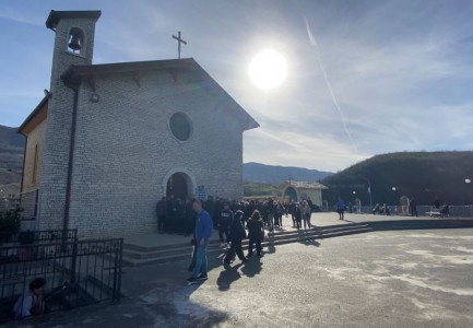 NIS PELIGRINAZHI NË LAÇ/ Qindra besimtarë i drejtohen kishës së “Shna Ndout”