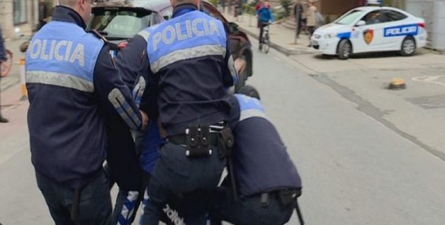 EMRI/ I riu nga Tirana ‘nuk mban më’, godet me grusht efektivin e policisë dhe…