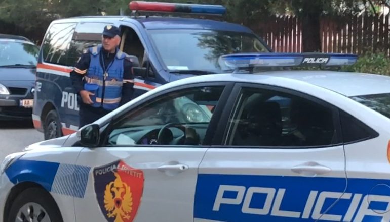 NDJEKJE SI NË FILMA/ Policia parandalon vjedhjen me armë në banesën e biznesmenit në Lushnje, 3 autorët…