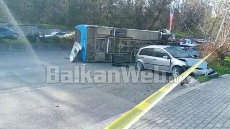 DALIN PAMJET NGA AKSIDENTI/ Shoferi humbi kontrollin dhe mori para dy mjete të tjera, autobusi i kthyer përmbys