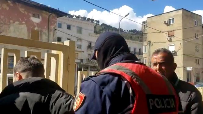 EMRI/ Dhunoi për vdekje 52-vjeçarin që po vidhte pula, lihet në burg i riu në Kuçovë