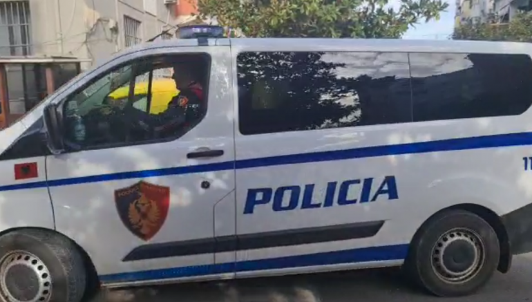 FUTËN NË MAKINË “KAMBISTIN E RRUGËS” DHE E GRABITËN…/ Arrestohet një prej autorëve në Durrës