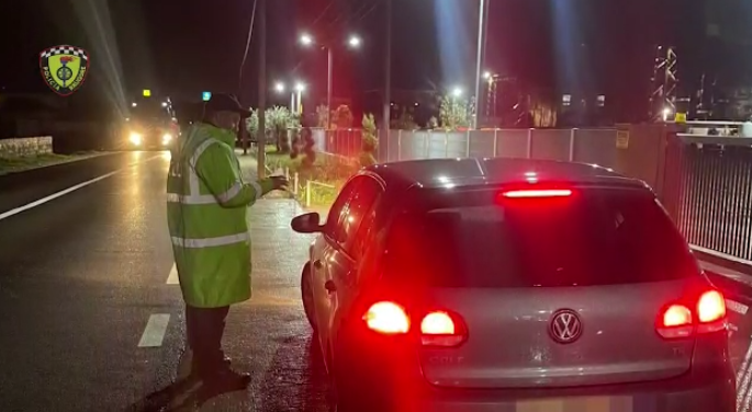 AKSIDENTET TRAGJIKE/ Policia rrugore kalon në shërbim të përforcuar, 66 patenta të hequra në 24 orët e fundit, qindra gjoba