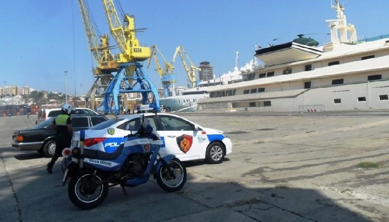 TENTOI TË KALONTE KUFIRIN ME DOKUMENTE FALSE/ Pranga të riut kosovar në Portin e Durrësit