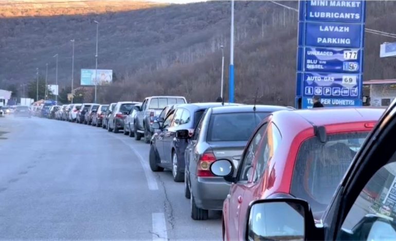RADHË TË GJATA NË KAPSHTICË/ Mbi 50 automjete presin të kalojnë