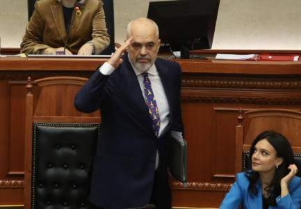 RAMA LARGOHET NGA KUVENDI/ PD kërkon ndërprerjen e seancës! Boçi: Pse trembet kryeministri?