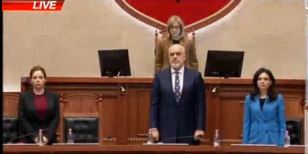 MASAKRA E DAN HUTRËS/ Seanca maratonë e Kuvendit nis me një minutë heshtje, Nikolla: Agresori të marrë dënimin…