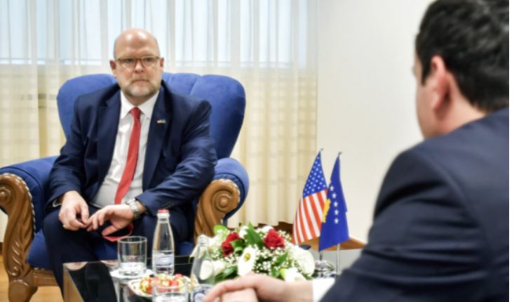 DIALOGU KOSOVË-SERBI/ Ambasadori Hovenier: Kurti të bashkëpunojë me SHBA-në për zbatimin e Asociacionit!