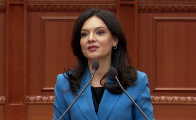“NJËRI BRENDA DHE TJETRI JASHTË”/ Spiropali: Lundërthyesit e padalë në breg të varkës së mbytur, gënjejnë dynjanë