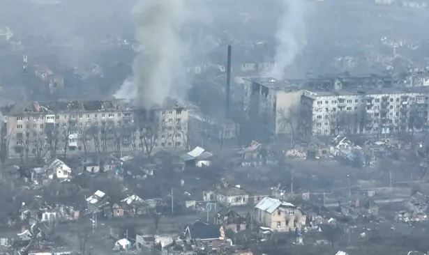 LUFTA NË UKRAINË/ Kreu i forcave Wanger thirrje Zelenskyt: Braktis Bakhmutin, qyteti është tashmë i…