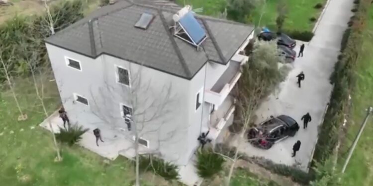 PAMJET/ Momenti kur vila luksoze ku kultivohej kanabis rrethohet nga forcat e policisë
