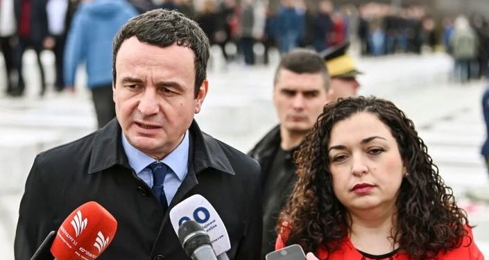 25 VJETORI I EPOPESË SË UÇK-SË/ Kurti dhe Osmani homazhe komandantit legjendar Adem Jashari