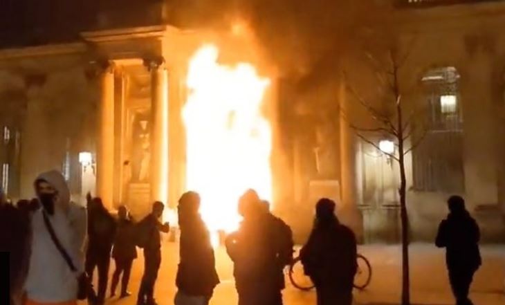 PROTESTA TË DHUNSHME NË FRANCË KUNDËR MOSHËS SË PENSIONIT/ Digjet bashkia e Bordosë